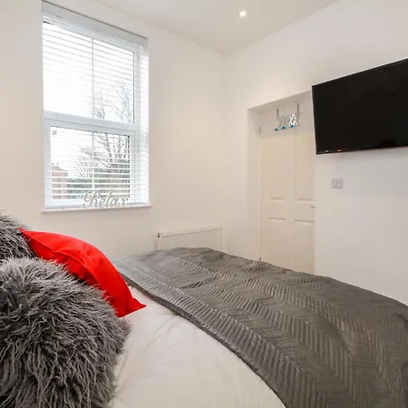 Henry Court 3 Apartment